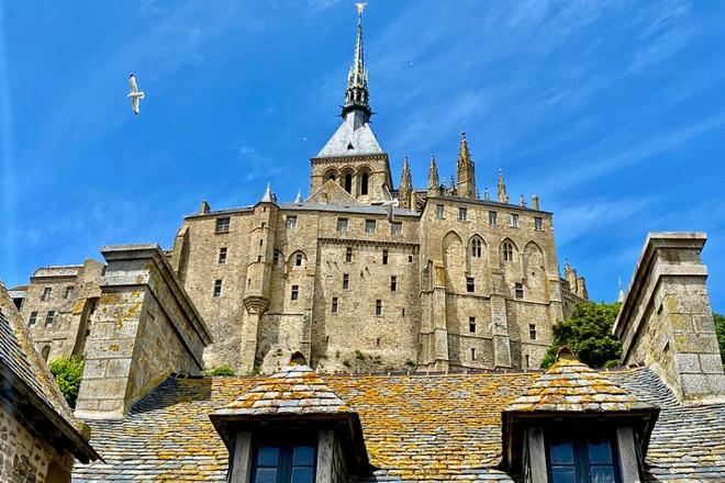 Mont Saint-Michel and Loire Valley Castles Explorer: 2-Day Small Group Tour from Paris with D-Day Sites