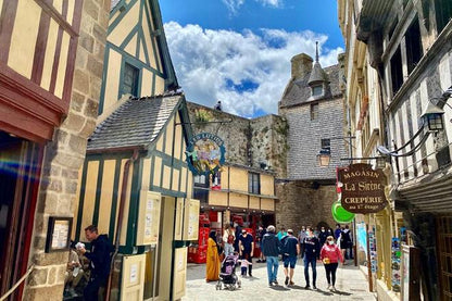 Mont Saint-Michel and Loire Valley Castles Explorer: 2-Day Small Group Tour from Paris with D-Day Sites