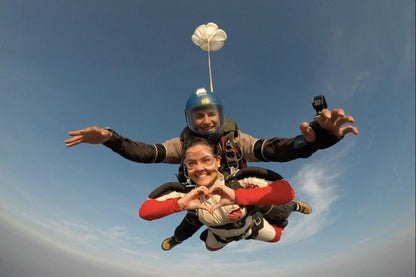 Skydiving Adventure in Boituva: Double Parachute Jump with Exclusive Private Transportation