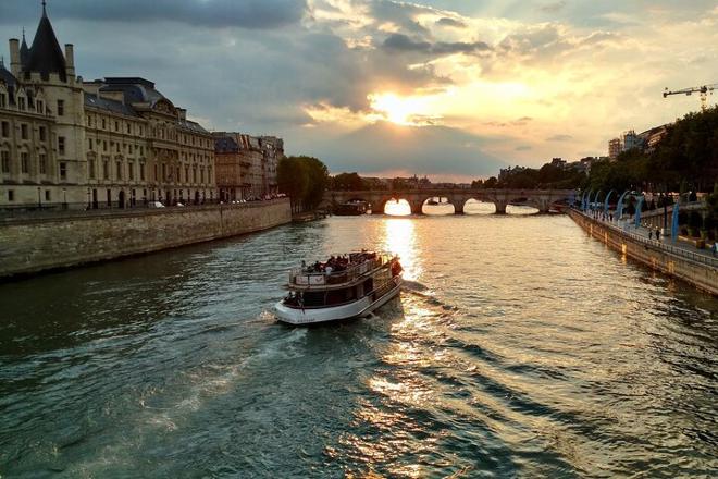 Ultimate 3-Day Paris & Loire Valley Experience: Exclusive Guided Tour of Loire Castles, The Louvre, Versailles Palace, and Giverny