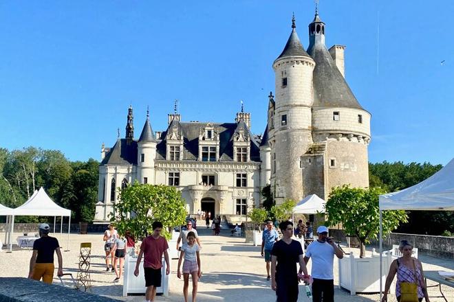 Mont Saint-Michel and Loire Valley Castles Explorer: 2-Day Small Group Tour from Paris with D-Day Sites