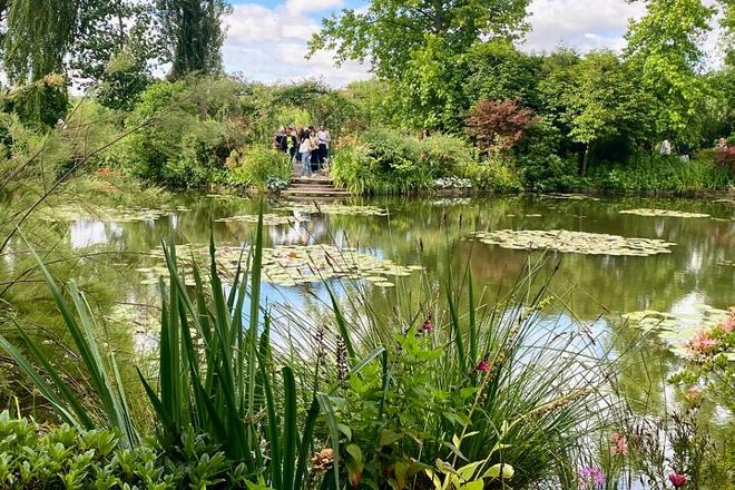 Exclusive Private Day Trip to Giverny and Versailles from Paris with Gourmet Lunch