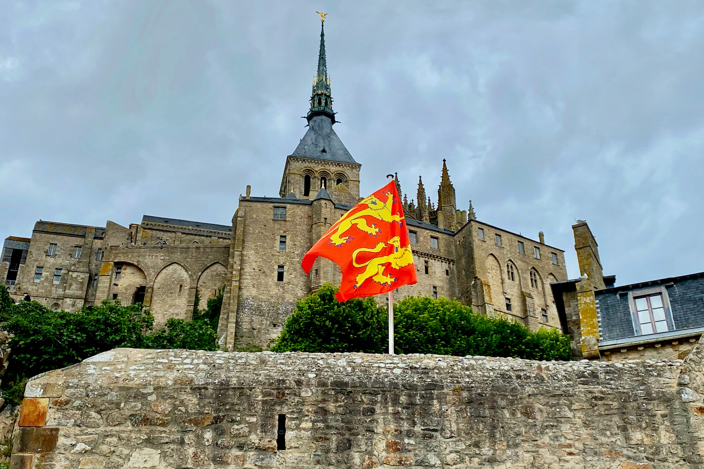 Luxury Mont Saint-Michel Day Excursion from Paris by Private Minivan with Gourmet Lunch