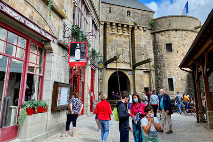 Luxurious 3-Day Minivan Tour: Discover D-Day Sites, Giverny, Honfleur, Rouen & Mont Saint-Michel