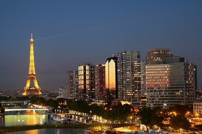 Exclusive Paris After-Dark Tour: Seine River Cruise and Hotel Pickup by Minivan