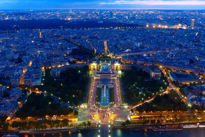 Exclusive Paris After-Dark Tour: Seine River Cruise and Hotel Pickup by Minivan