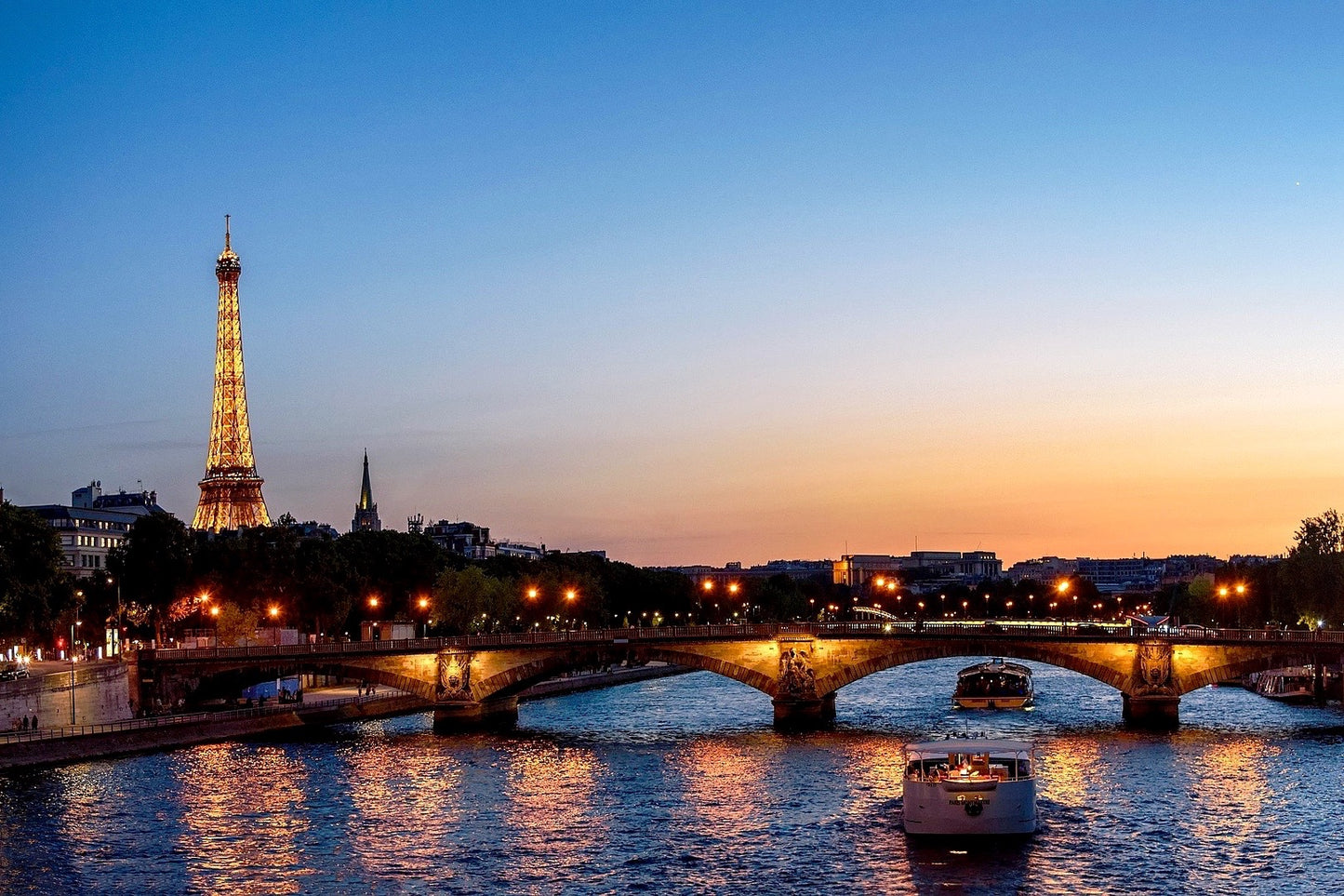 Exclusive Paris After-Dark Tour: Seine River Cruise and Hotel Pickup by Minivan